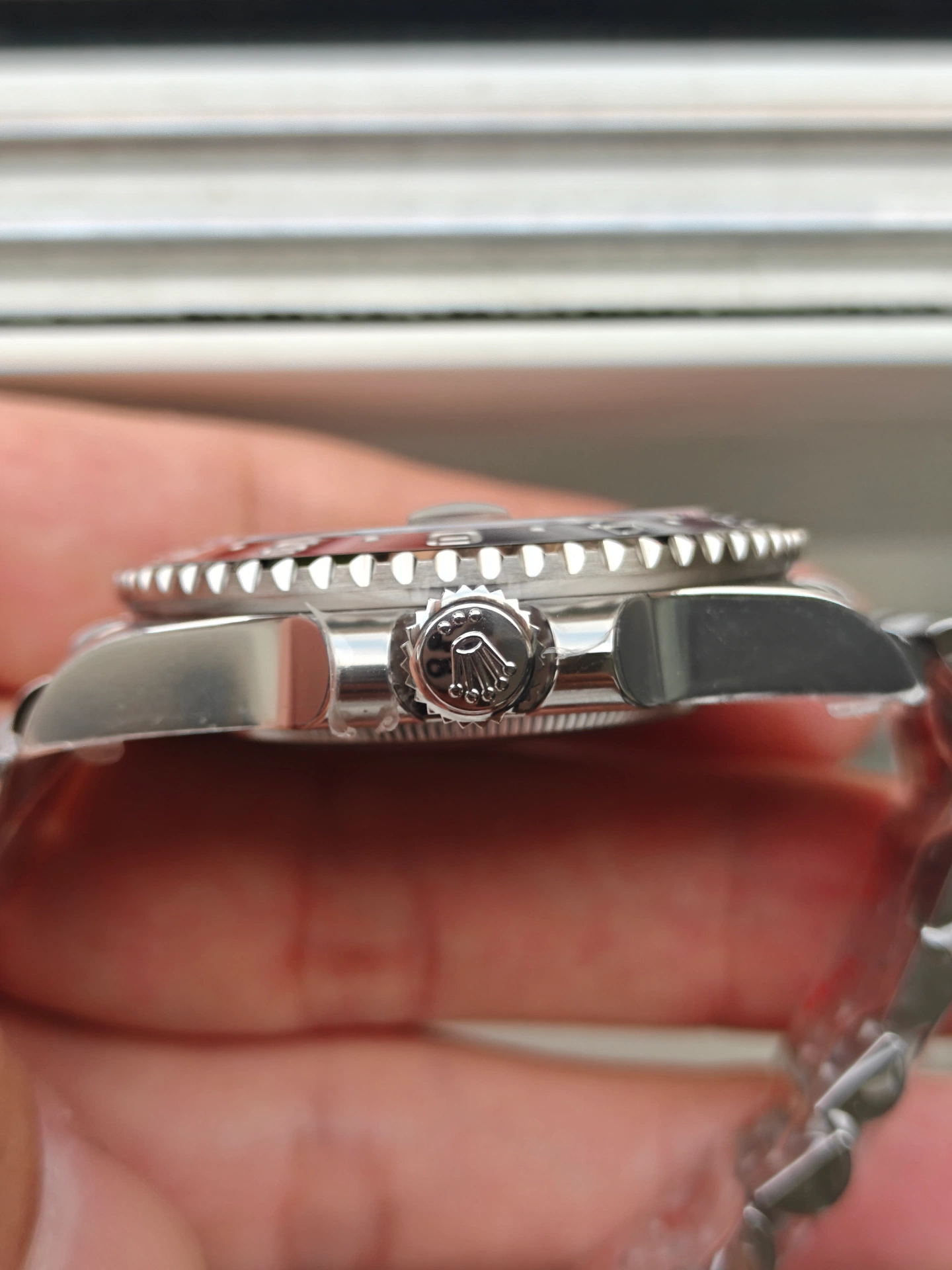 VSF Pepsi GMT-Master II screw-down crown and fluted ceramic bezel side view