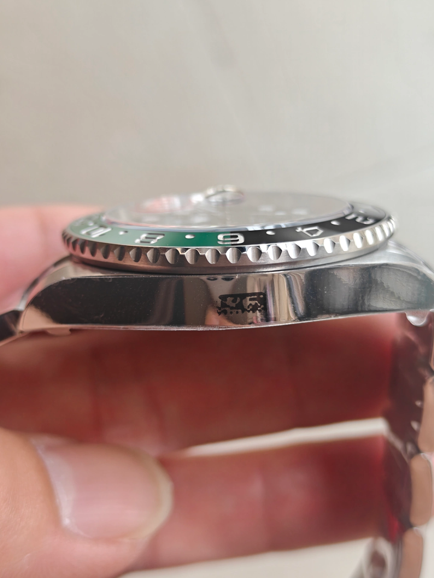 VSF Sprite lunette céramique verte et noire vue de profil, boîtier poli