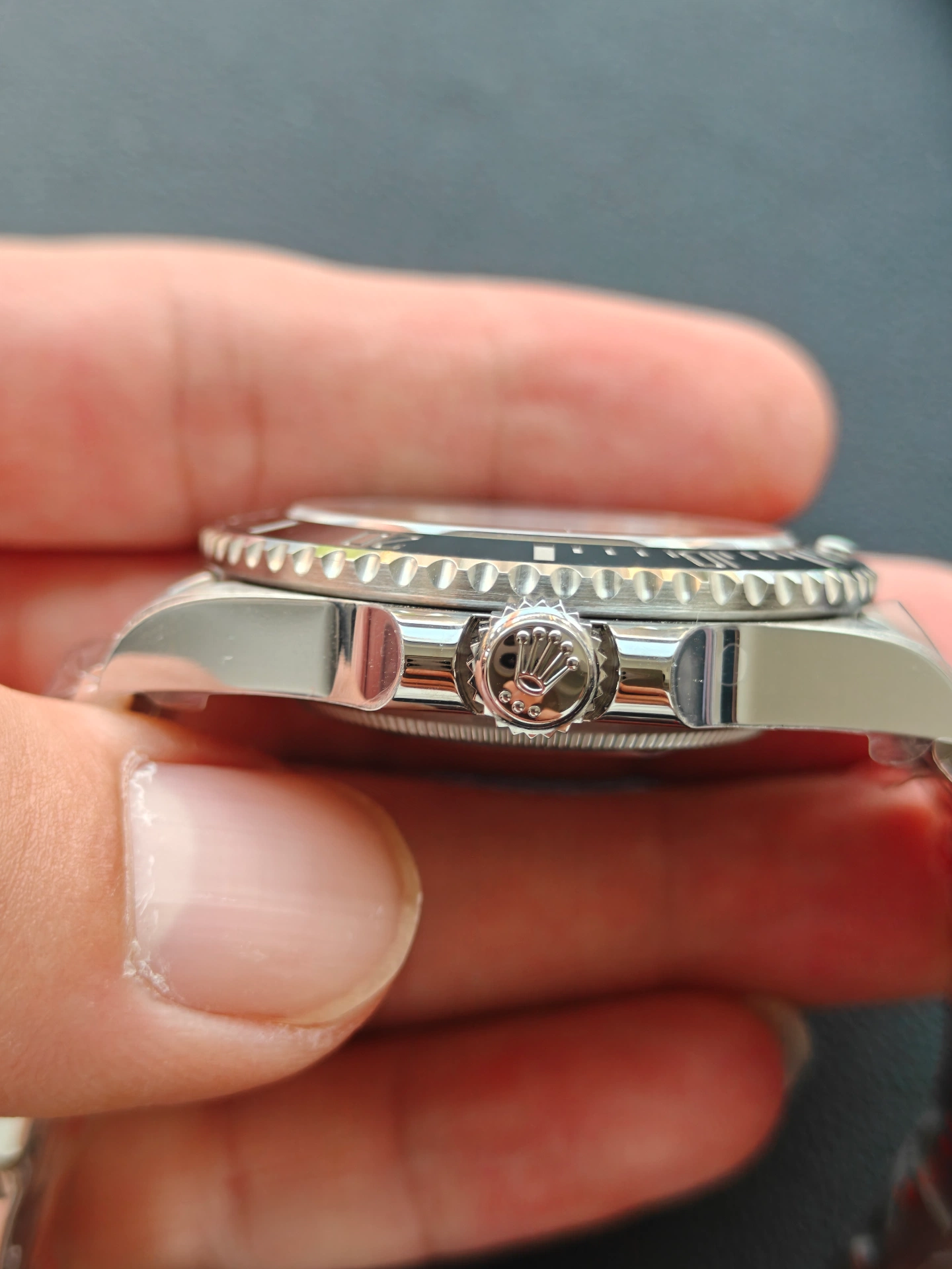 VSF Submariner couronne vue latérale gros plan, logo couronne clair, couronne vissée