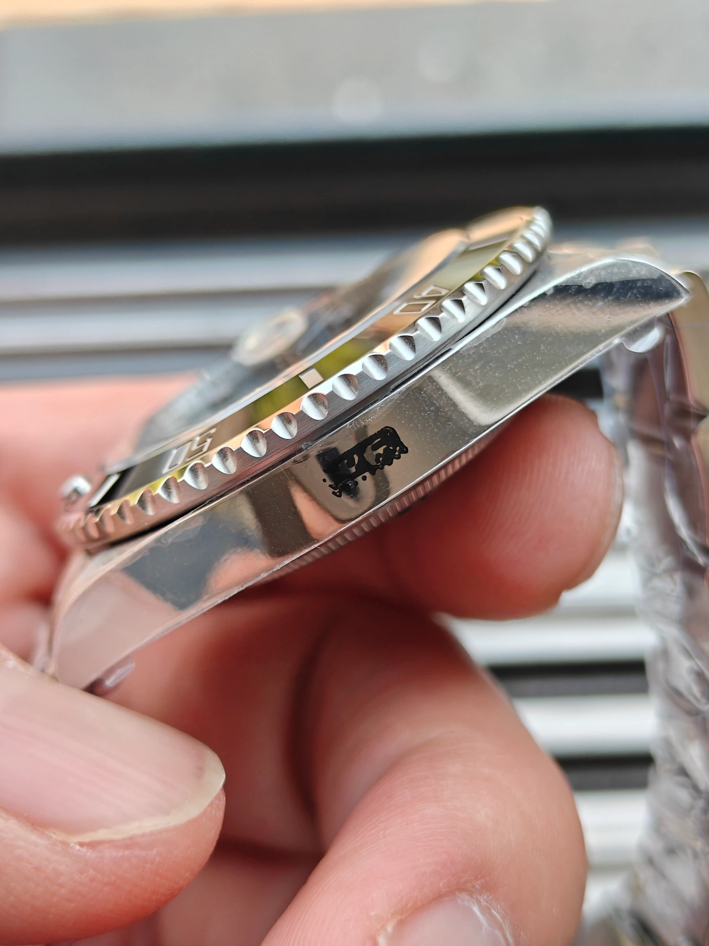 VSF V3 Submariner Date Gehaeuse Seite Luenette Fasung Nahaufnahme
